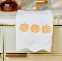 Load image into Gallery viewer, Scalloped Powder Bath Towels Pumpkins