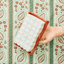 Load image into Gallery viewer, Linen-Like Paper Guest Towels in Wildberry