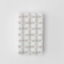 Load image into Gallery viewer, Linen-Like Paper Guest Towels in Wildberry