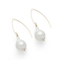 Load image into Gallery viewer, LAUREL EARRING, GOLD W/ WHITE PEARL